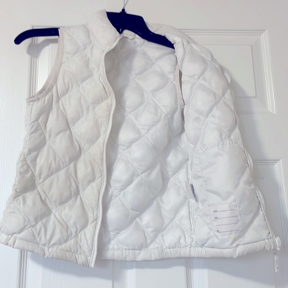 White puffy vest for girls youth ages 7-10 (S-M) Uniqlo brand has pockets - Picture 3 of 5